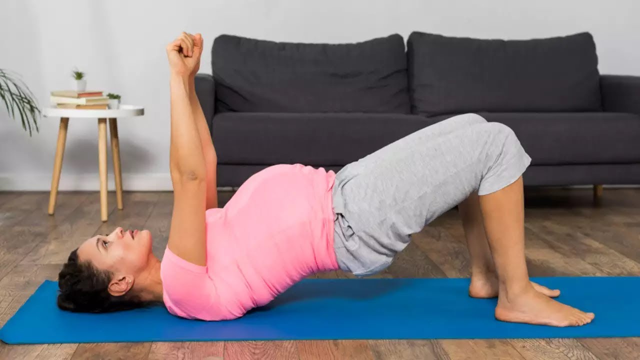 Femme pratiquant le yoga – active et sereine au quotidien